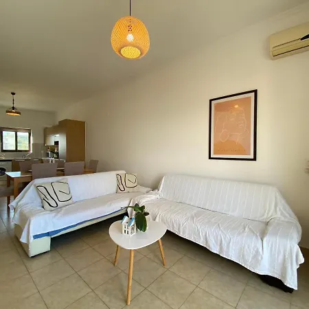 Seaview With Shared Pool, Almyrida Apartment *
